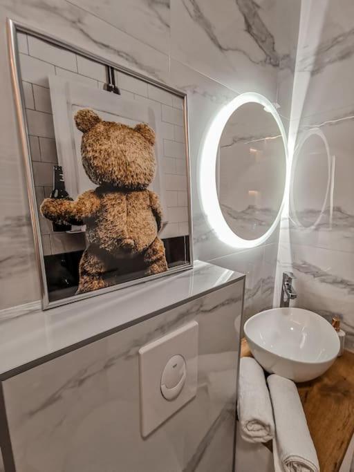 Teddy Bear Jacuzzi Apartment
