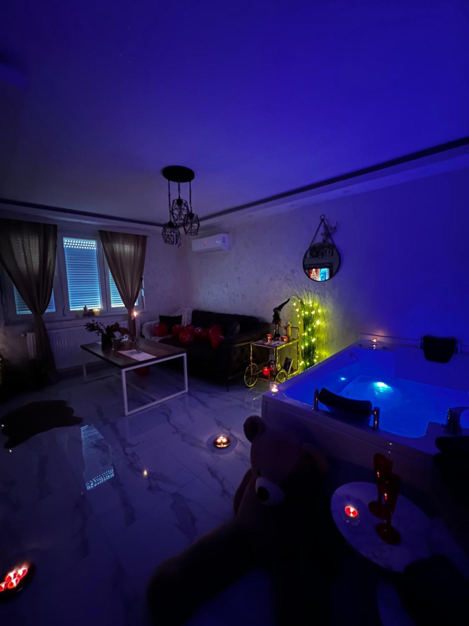 Teddy Bear Jacuzzi Apartment *